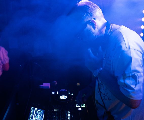 DJ Howling Wind spelar på fest i Malmö
