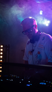 Bröllopsgäster dansar till DJ Howling Wind