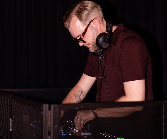 Fullt dansgolv med DJ Howling Wind i Malmö