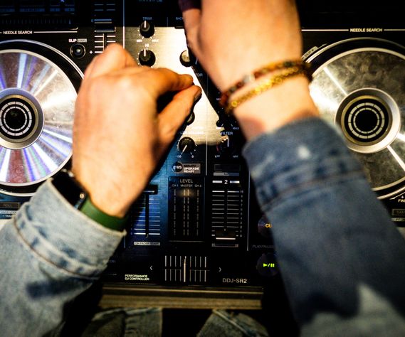 Gäster dansar till DJ Howling Wind på fest i Lund