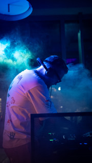 DJ Howling Wind spelar på studentfest i Malmö